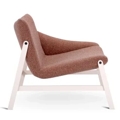 Amaca sinistra Bouclé marrone e sedia da salotto bianca di Debonademeo*Adrenalina Best