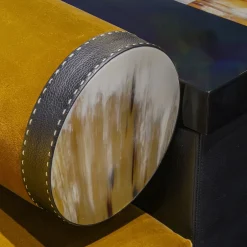 Chaise Lounge Egon in velluto giallo con dettagli in pelle e corno*Arcahorn Best