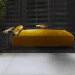 Chaise Lounge Egon in velluto giallo con dettagli in pelle e corno*Arcahorn Best