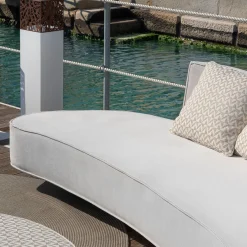 Divano da esterno Cayman Curvo in tessuto bianco con cuscini*Villevenete