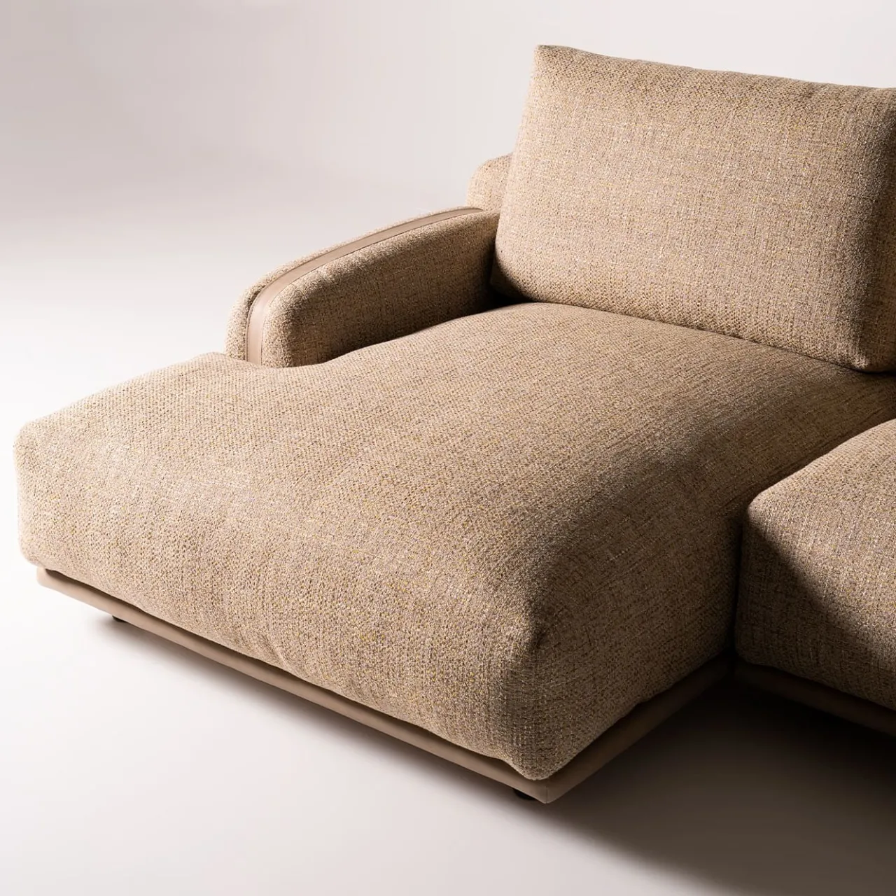 Divano Paloma in Tessuto Beige con Chaise Longue e Lato Libero*Mantellassi 1926