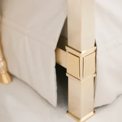 Letto matrimoniale a baldacchino in pelle bianca e bronzo dorato*CG Capelletti