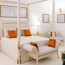 Letto matrimoniale a baldacchino in pelle bianca e bronzo dorato*CG Capelletti