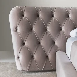 Letto Royale Capitonné in velluto color taupe di Castello Lagravinese*Casamilano