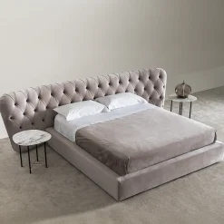 Letto Royale Capitonné in velluto color taupe di Castello Lagravinese*Casamilano