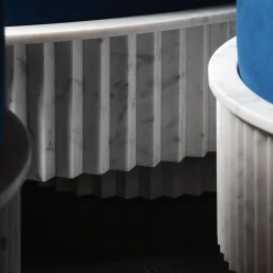 Ottomana grande in velluto blu Spike e marmo di Carrara di Nick Maltese*Fuda Best