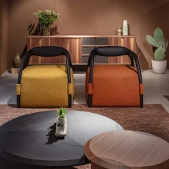 Poltrona con telaio in legno massiccio di frassino nero e rivestimento in tessuto arancione*Durame