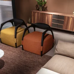 Poltrona con telaio in legno massiccio di frassino nero e rivestimento in tessuto arancione*Durame