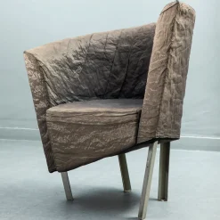 Poltrona in tessuto Lamentazione con braccioli e gambe irregolari*Paolo Pallucco Best