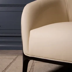 Poltrona Koral bianco panna con profilo laccata nera*Mantellassi 1926 Outlet
