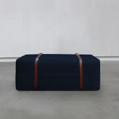 Pouf lungo Docker in velluto blu navy*DLA Design Lab Clearance