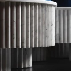 Pouf piccolo Spike in velluto blu e marmo di Carrara di Nick Maltese*Fuda Discount