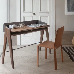 Scrittoio Bavero in pelle color cognac con gambe in legno di noce*Morica Design Outlet
