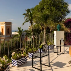 Sedia da esterno Labirinto con piastrelle bianche e nere*Francesco Della Femina