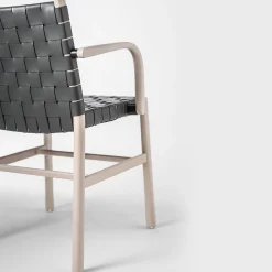 Sedia Julie bianca e nera con braccioli di Emilio Nanni*TrabA' Hot