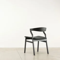 Sedia Kalea in Rovere carbone con seduta imbottita di Lorenz+Kaz*Bedont Online
