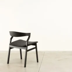 Sedia Kalea in Rovere carbone con seduta imbottita di Lorenz+Kaz*Bedont Online