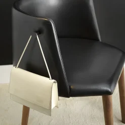 Sedia Pergy in pelle nera con gambe in noce*Sitia Outlet