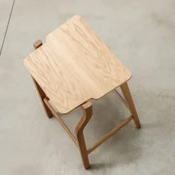 Sgabello alto Kalea in rovere naturale di Lorenz+Kaz*Bedont Outlet