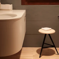 Sgabello Basso Aky 47 Rotondo in Frassino Naturale e Metallo Nero di Emilio Nanni*TrabA' Discount