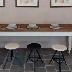 Sgabello Basso Aky 47 Rotondo in Frassino Naturale e Metallo Nero di Emilio Nanni*TrabA' Discount