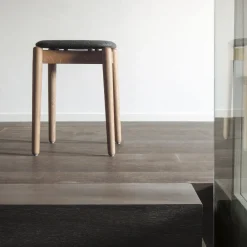Sgabello basso Fizz in rovere con seduta imbottita di Lorenz+Kaz*Bedont Online