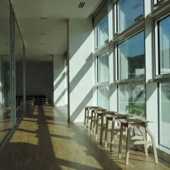 Sgabello basso Kalea in frassino di Lorenz+Kaz*Bedont Online