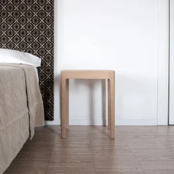 Sgabello basso Shira in Rovere di Lorenz+Kaz*Bedont