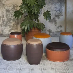 Sgabello Bombo marrone scuro di Nestor Perkal*Oscar Maschera Hot