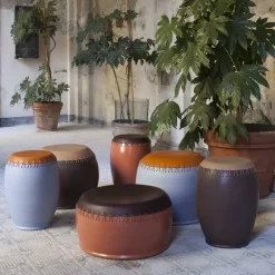 Sgabello Bombo marrone scuro di Nestor Perkal*Oscar Maschera Hot