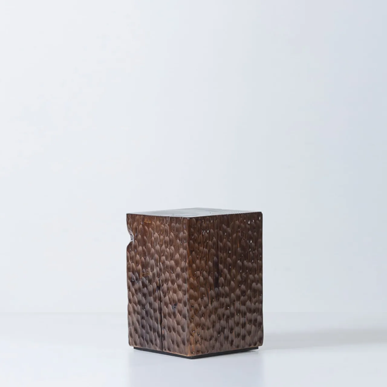 Sgabello Moka intagliato Quartus I*Omnibus Design Online