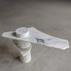 SST025 Tavolino scultoreo in marmo bianco Dover e cielo Namibia*Stone Stackers Online