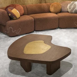 Tavolino da caffè a forma fluida con dettagli ottone Yin*Chiara Provasi