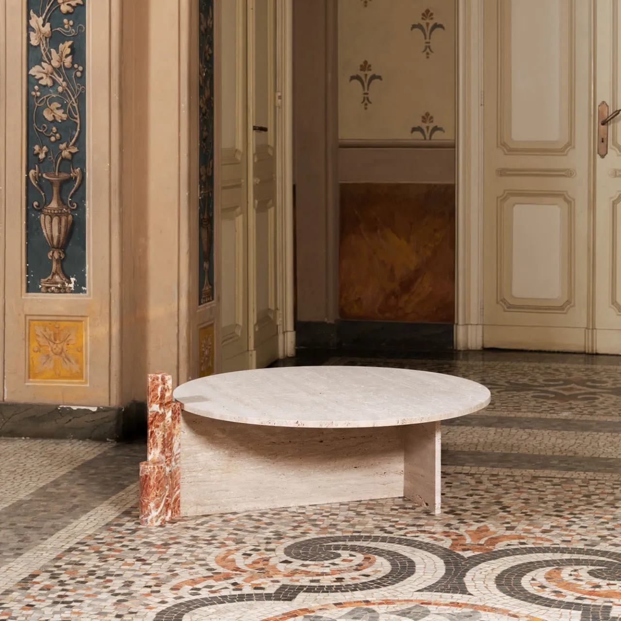 Tavolino da caffè in marmo Rosa Peralba e travertino Mostro Iv*MMOOS. Hot