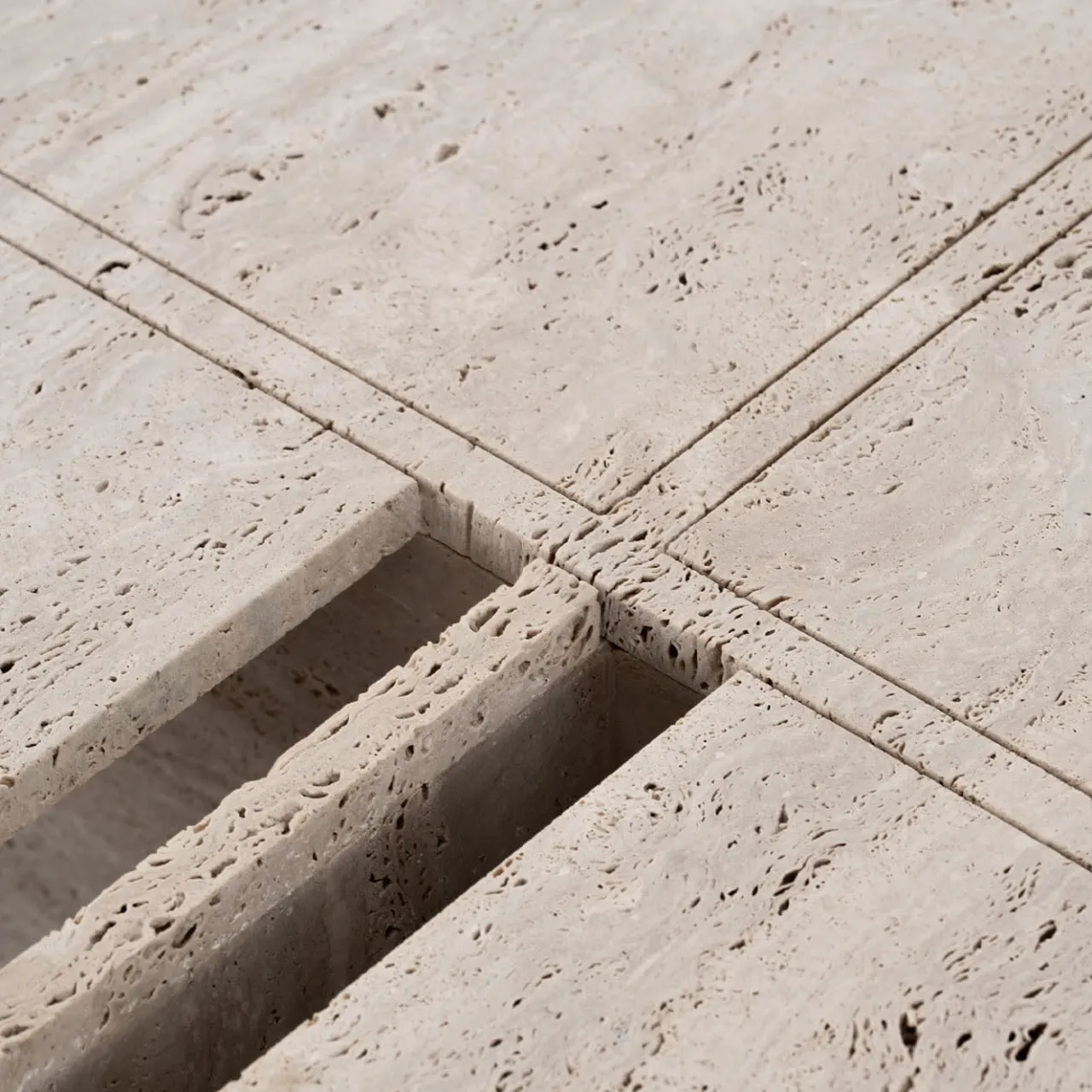 Tavolino da caffè Mostro V in travertino e marmo Rosa Peralba*MMOOS. Clearance