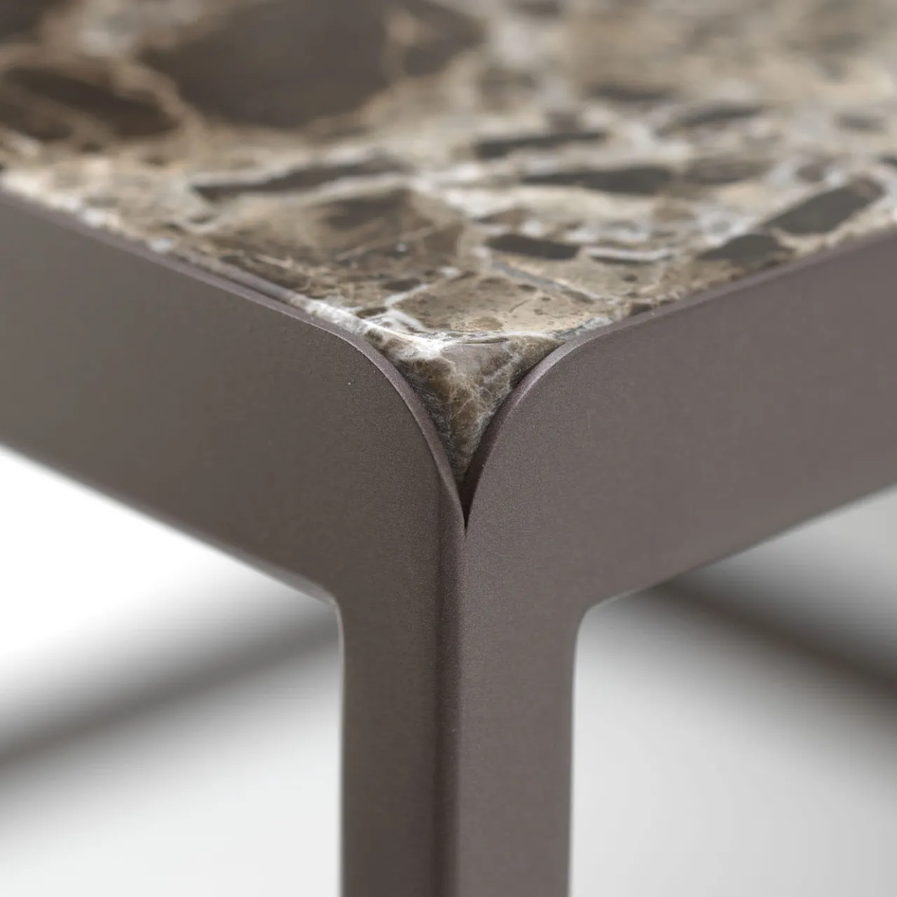 Tavolino Emperador in marmo scuro*Sitia Outlet