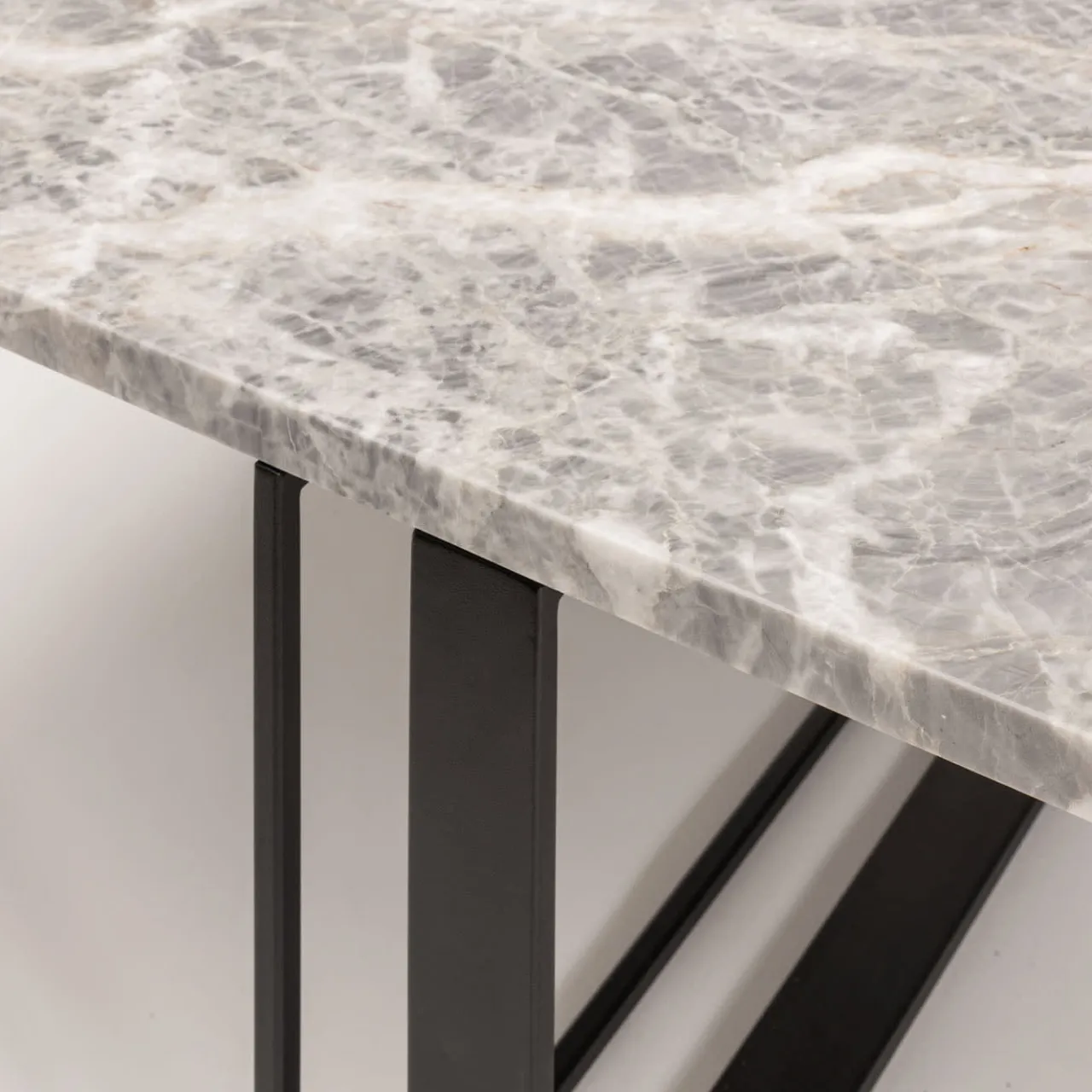 Tavolino quadrato Itinera in marmo grigio e ferro di S. Golubeva*Splot Design Clearance