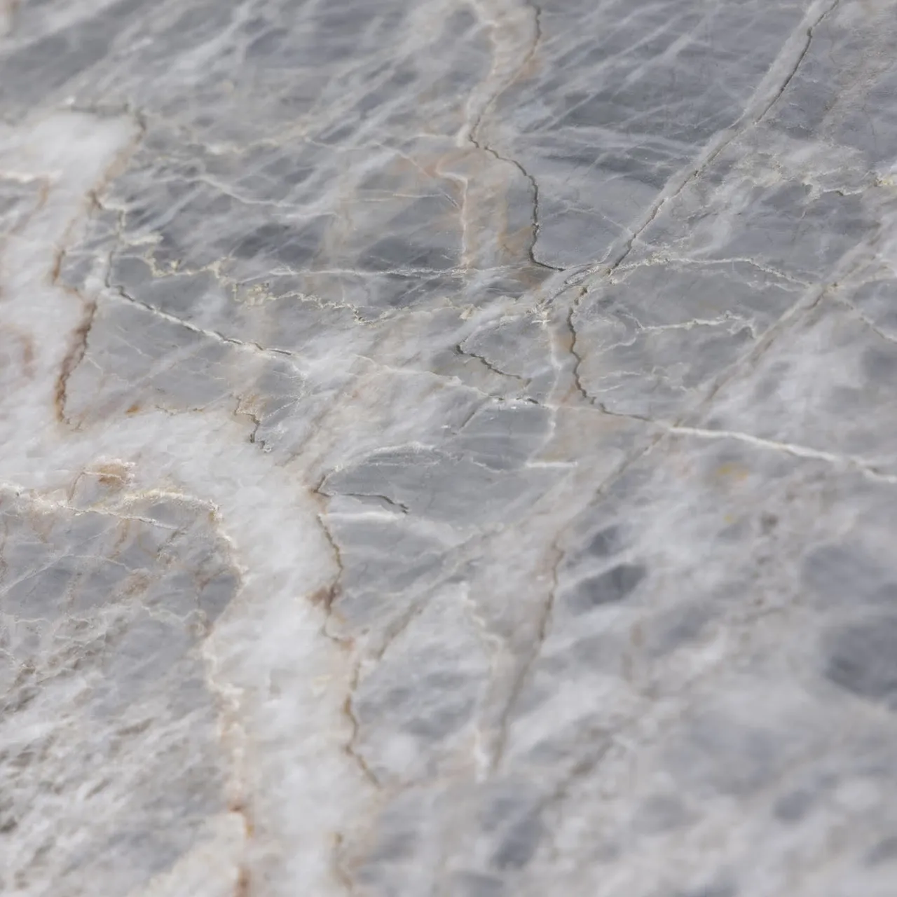 Tavolino quadrato Itinera in marmo grigio e ferro di S. Golubeva*Splot Design Clearance