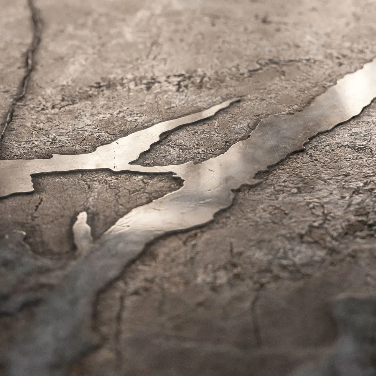 Tavolino quadrato Itinera in marmo grigio e ferro di S. Golubeva*Splot Design Clearance