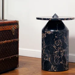 Tavolino Totem Black Portoro di Karen Chekerdjian*MMairo Hot