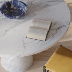 Tavolo da pranzo Inside Out in Marmo Bianco di Karen Chekerdjian*MMairo Best